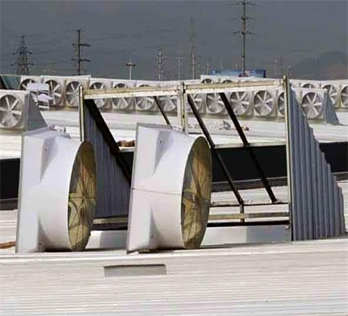 玻璃钢负压风机安装在屋顶上通风